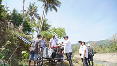 Bupati Luwu Tinjau Penyaluran Pompa Air untuk Atasi Kekeringan Persawahan