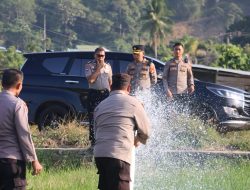 Menjawab Keluhan di Tengah Kekeringan, Kapolres Luwu Turun Membawa Air untuk Petani