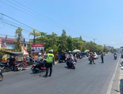 Jam Pulang Sekolah, Sat Lantas Polres Polman Hadir Atur Arus Lalu Lintas