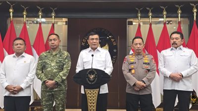 Menteri Koordinator Bidang Politik dan Keamanan (Menko Polkam) Jenderal TNI (Purn.) Djamari Chaniago dalam konferensi pers bersama Panglima TNI, Kapolri, Jaksa Agung, dan Kepala BIN di Kantor Kementerian Koordinator Bidang Politik dan Keamanan, Jakarta, Rabu (5/8/2026). (Foto: Tangkapan YouTube KemenkoPolkam)