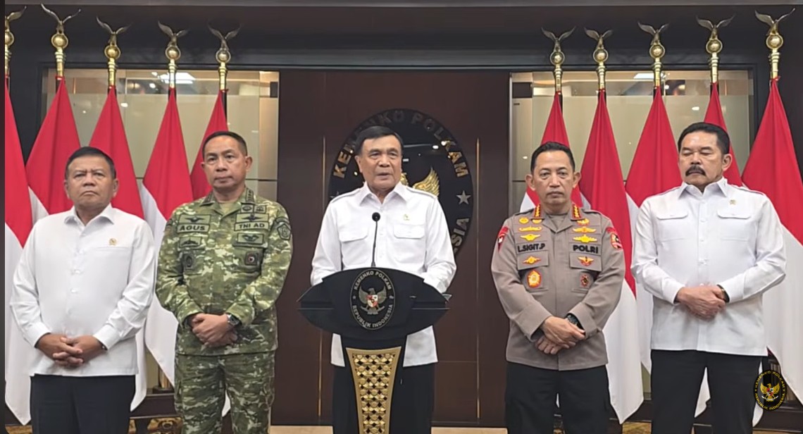 Menteri Koordinator Bidang Politik dan Keamanan (Menko Polkam) Jenderal TNI (Purn.) Djamari Chaniago dalam konferensi pers bersama Panglima TNI, Kapolri, Jaksa Agung, dan Kepala BIN di Kantor Kementerian Koordinator Bidang Politik dan Keamanan, Jakarta, Rabu (5/8/2026). (Foto: Tangkapan YouTube KemenkoPolkam)
