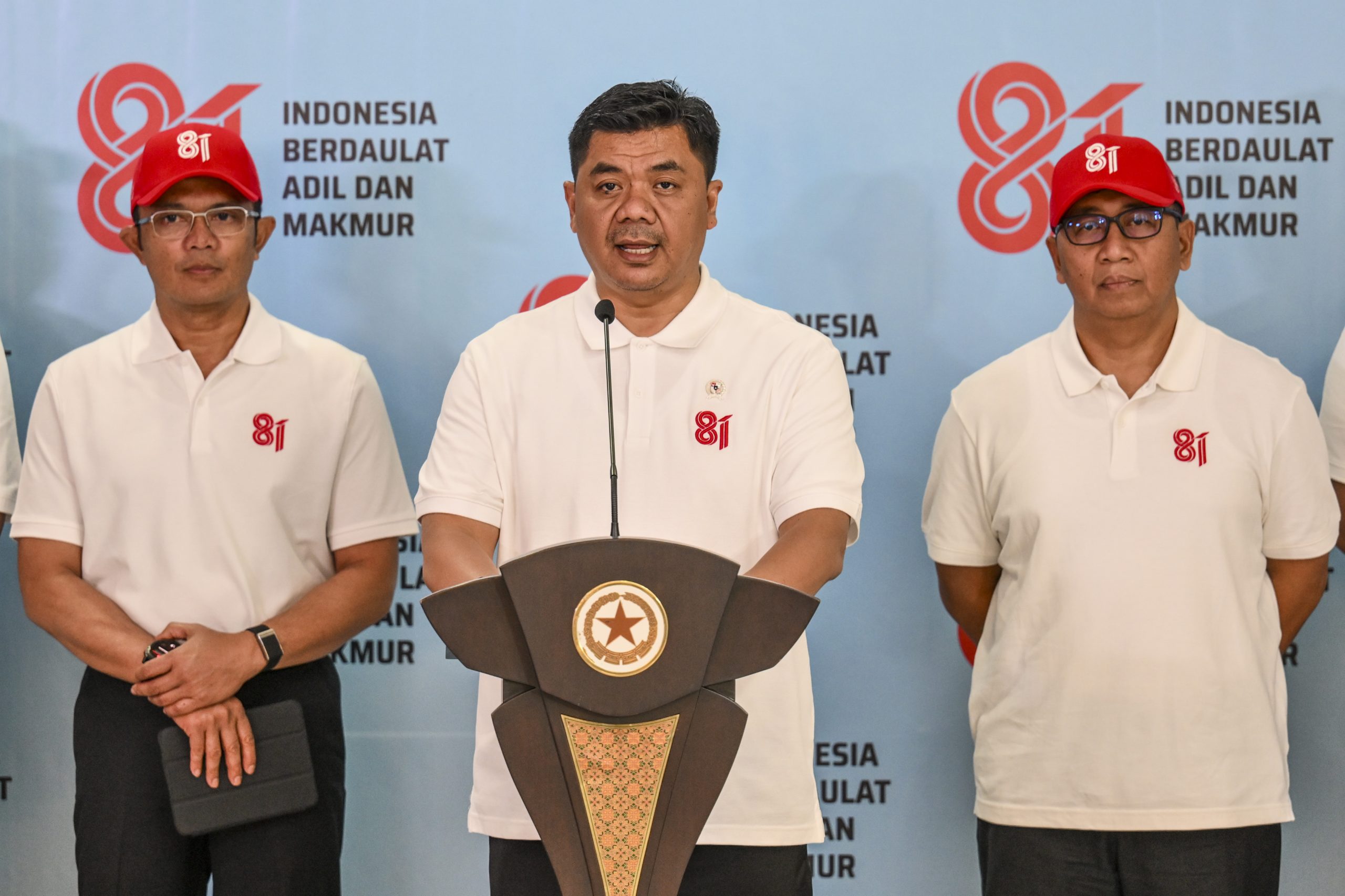 Wakil Menteri Sekretaris Negara (Wamensesneg) Juri Ardiantoro (tengah) didampingi Sekretaris Presiden Ariyo Windutomo (kiri) dan Sekretaris Kementerian Sekretariat Negara Setya Utama (kanan) menyampaikan keterangan pers terkait rangkaian kegiatan Bulan Kemerdekaan di Kantor Kementerian Sekretariat Negara, Jakarta, Jumat (31/7/2026). Wamensesneg mengatakan rangkaian peringatan HUT Ke-81 Kemerdekaan RI di Jakarta akan diawali Zikir Kebangsaan di Monas pada 1 Agustus, dilanjutkan Sidang Tahunan MPR pada 14 Agustus, Renungan Suci di Taman Makam Pahlawan (TMP) Kalibata pada 15 Agustus, Upacara Detik-Detik Proklamasi di Istana Merdeka serta Pesta Rakyat di Monas dan Merdeka Fun Run pada 17 Agustus.