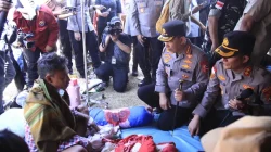 Kapolri Tinjau Posko Pengungsian Barangkolong, Pastikan Layanan Warga Terdampak Gempa Berjalan Optimal