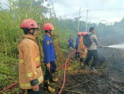 Kebakaran Lahan Melanda Lariang, Bhabinkamtibmas Pasangkayu Bersama Tim Gabungan Bergerak Cepat