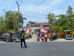 Sat Lantas Polres Polman Atur Lalu Lintas di SDN 066 Polewali Saat Jam Pulang Sekolah