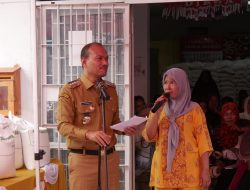Pastikan Bantuan Tepat Sasaran, Wali Kota Tanjungbalai Tinjau Langsung Penyaluran Bantuan Pangan di Kelurahan Beting Kuala Kapias