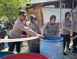 Polwan Polres Wajo Turun Langsung Berbagi Air Bersih untuk Warga Terdampak Kekeringan
