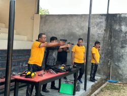 Asah Kemampuan dan Kedisiplinan, Kapolres Pasangkayu Pimpin Latihan Menembak