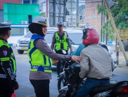 Jumat Berkah, Satlantas Polres Luwu Hadir di Jalan: Berbagi Rezeki, Mengingatkan Keselamatan