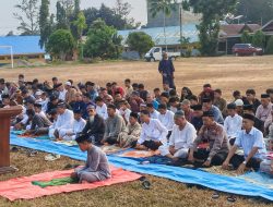 Personel Polsek Urban Pitumpanua Amankan Salat Istisqa di Lapangan Buriko, Warga Memohon Rahmat Hujan