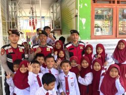 Patroli Jalan Kaki, Samapta Majene Sambangi Warga hingga Sekolah