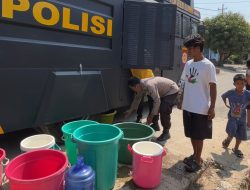 Tanggap Dampak Cuaca Ekstrem, Polres Luwu Salurkan Bantuan Air Bersih untuk Warga