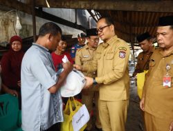 Pastikan Warga Terdampak Terbantu, Wakil Wali Kota Tanjungbalai Serahkan Bantuan Kebakaran